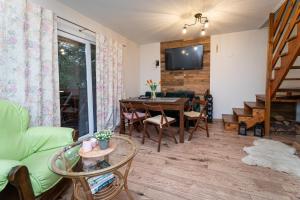 Część wypoczynkowa w obiekcie Garden House nad jeziorem Szelment