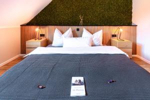 Un dormitorio con una cama grande con una pared verde. en Waldbewohner Apartments / Hirsch, en Ilsenburg 37 fotos más