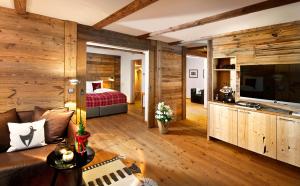 Телевизор и/или развлекательный центр в Kitzhof Mountain Design Resort