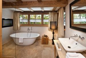 Ванная комната в Kitzhof Mountain Design Resort