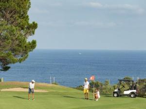 un gruppo di persone che giocano a golf su un campo da golf di Cap Esterel Mer Sport et Nature, dans village Pierres et Vacances a Saint-Raphaël