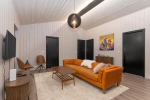 塞尔福斯Cozy and Modern Cabins in Selfoss的带沙发和桌子的客厅