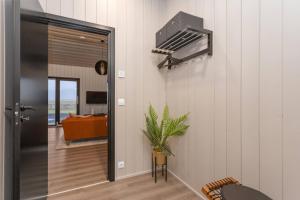 Cozy and Modern Cabins in Selfoss的电视和/或娱乐中心