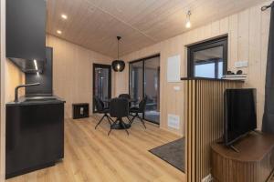 Cozy and Modern Cabins in Selfoss的电视和/或娱乐中心