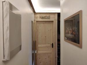 La Cabane Charmant T2 avec jardin centre village في سان جيرفيه ليه بان: مدخل مع باب خشبي في غرفة