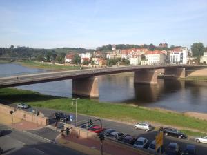 梅森Apartment Naumann的路上有车的河桥