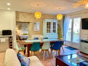 Et tv og/eller underholdning på Gite L'Eglantier avec piscine chauffée