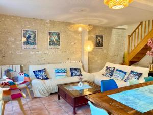 Et opholdsområde på Gite L'Eglantier avec piscine chauffée + 71 billeder