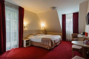 Posteľ alebo postele v izbe v ubytovaní Hotel Willa Odkrywców + 37 fotografií