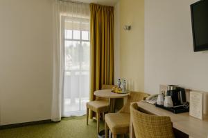 Príslušenstvo na prípravu kávy alebo čaju v ubytovaní Hotel Willa Odkrywców