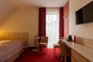 Televízia a/alebo spoločenská miestnosť v ubytovaní Hotel Willa Odkrywców