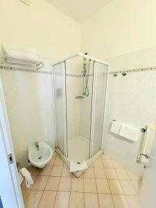 Kúpeľňa v ubytovaní Hotel Meuble' Atlantic + 20 fotografií