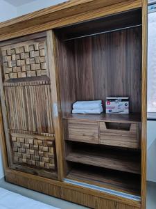 プネにある1BHK Service Apartment 19の木造の部屋(木製のキャビネット付)