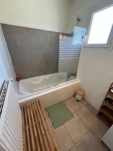 モンテリマールにあるConfortable Villa with pool 4BR 6-8 peopleのバスタブと窓のあるバスルーム