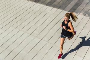 a girl is running and looking at her cell phone at Holiday Inn - the niu, Yen Hamburg City by IHG in Hamburg