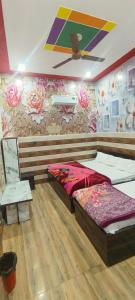K D Dham Near Prem Mandir Iskcon temple Vrindavan的休息区