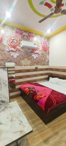 K D Dham Near Prem Mandir Iskcon temple Vrindavan客房内的一张或多张床位