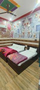 K D Dham Near Prem Mandir Iskcon temple Vrindavan客房内的一张或多张床位