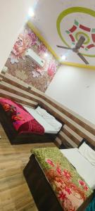 K D Dham Near Prem Mandir Iskcon temple Vrindavan客房内的一张或多张床位