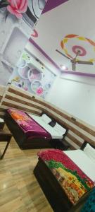 K D Dham Near Prem Mandir Iskcon temple Vrindavan的休息区
