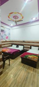 K D Dham Near Prem Mandir Iskcon temple Vrindavan的休息区