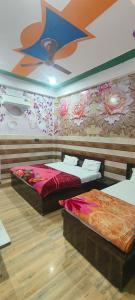 K D Dham Near Prem Mandir Iskcon temple Vrindavan客房内的一张或多张床位