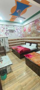 K D Dham Near Prem Mandir Iskcon temple Vrindavan的休息区