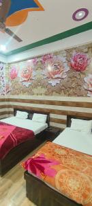K D Dham Near Prem Mandir Iskcon temple Vrindavan客房内的一张或多张床位