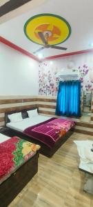 K D Dham Near Prem Mandir Iskcon temple Vrindavan客房内的一张或多张床位