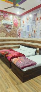 K D Dham Near Prem Mandir Iskcon temple Vrindavan的休息区