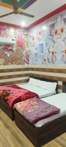 K D Dham Near Prem Mandir Iskcon temple Vrindavan客房内的一张或多张床位