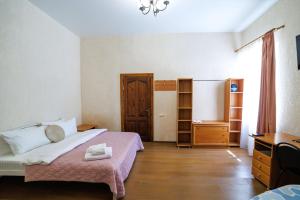a bedroom with a bed and a dresser and a desk at Однокімнатна квартира біля ЦУМу в центрі Полтави Документи для відряджень Безконтатне заселення 24-7 in Poltava