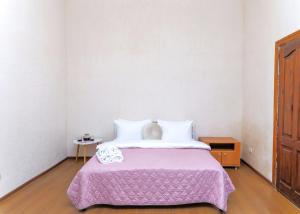 a bedroom with a large bed with a purple blanket at Однокімнатна квартира біля ЦУМу в центрі Полтави Документи для відряджень Безконтатне заселення 24-7 in Poltava