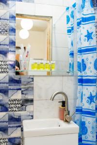 a bathroom with a sink and a mirror at Однокімнатна квартира біля ЦУМу в центрі Полтави Документи для відряджень Безконтатне заселення 24-7 in Poltava