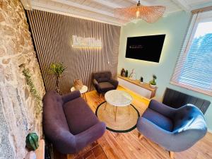 un salon avec deux canapés et une table dans l'établissement Chez Jeanne - Maisonnette atypique - proche centre et port, à Vannes 11 autres photos