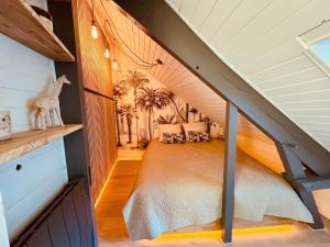 - une chambre mansardée avec un lit sous les escaliers dans l'établissement Chez Jeanne - Maisonnette atypique - proche centre et port, à Vannes