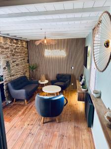 un salon avec des meubles bleus et une table dans l'établissement Chez Jeanne - Maisonnette atypique - proche centre et port, à Vannes