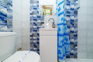 a bathroom with a toilet and a sink and a mirror at Однокімнатна квартира біля ЦУМу в центрі Полтави Документи для відряджень Безконтатне заселення 24-7 in Poltava