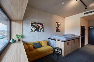 Un pat sau paturi într-o cameră la miniLOFT apartments Leonding