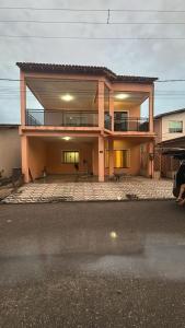 una grande casa con balcone su una strada di Casa para cop30 ad Ananindeua