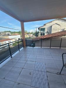 un balcone con vista su un edificio di Casa para cop30 ad Ananindeua