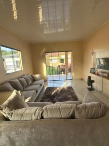 un soggiorno con un divano e una televisione di Casa para cop30 ad Ananindeua