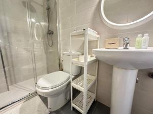 ein Badezimmer mit Toilette, Waschbecken und Dusche in der Unterkunft YBH Doctor Cadaval 10 A in Vigo
