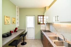 Η κουζίνα ή μικρή κουζίνα στο The Faliro Oasis +6 φωτογραφίες