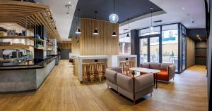 ein Restaurant mit einer Bar mit Stühlen und Tischen in der Unterkunft ibis budget Logroño Centro in Logroño