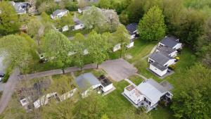 eine Luftansicht einer Gruppe von Wohnmobilen in einem Park in der Unterkunft Bungalowpark Simpelveld - Schakel 6 in Simpelveld