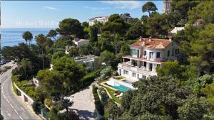 z góry widok na dom na wzgórzu nad oceanem w obiekcie Villa Ocean Breeze w mieście Roquebrune-Cap-Martin
