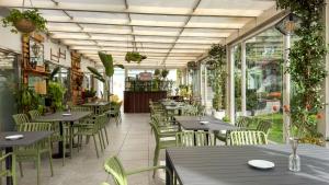 Reštaurácia alebo iné gastronomické zariadenie v ubytovaní Hotel Marad