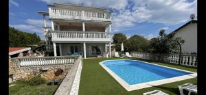 ein Haus mit einem Swimmingpool im Hof in der Unterkunft Haus ''Mira'' in Pinezici