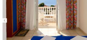 Zimmer mit einer offenen Tür und Blick auf einen Balkon in der Unterkunft Haus ''Mira'' in Pinezici + 66 Fotos